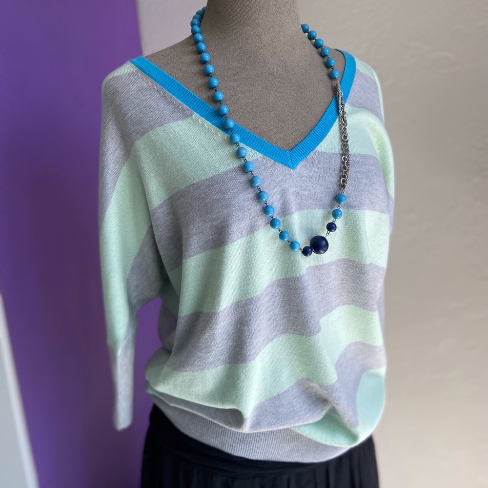 GAP Women’s V-neck Pulover Sweater